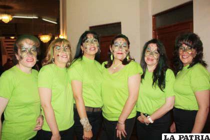 “Las Mariposas Traicioneras”, llamaron la atención por su vistoso maquillaje de fantasía en forma de mariposa, ellas son: Ivenka Antezana, Roxana Gumucio, María Quiroz, Silvia Vásquez, Eliana Bellido y Nancy Antezana
