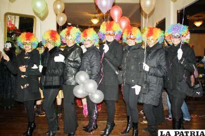 Marlen Valenzuela, Karen Ortiz, Ninoska Aramayo, Isabel Toledo, Patty Dalence, Marcia Rengel, Roxana Casias y Sol Ángeles con sus revueltas pelucas multicolores y atuendos de color negro, las payasos helio bailaron con mucha alegría