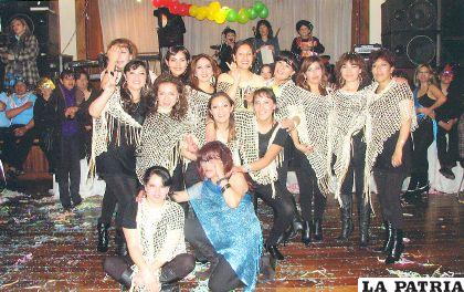 “Las Ciber Comadres” Rocío Clavijo, Norma Bustamante, Sara Bustamante, Ivonne Larrea, Mabel Soto, Manay Meruvia, Ivana Durán, Shirley Salinas, Elisa Durán, Susan Durán, Carmen Durán. Sus elegantes mantillas, y sus lindos antifaces fueron el distintivo de este grupo