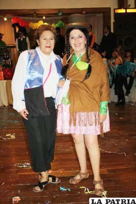“Las Comadres Pachangueras”, personificadas por Teresa Durán de Reyes y Cinda Franco, ganaron el premio de parejas