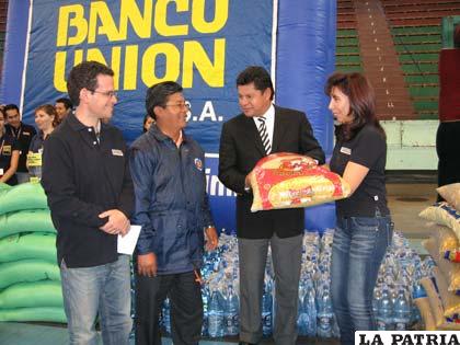 Funcionarios del Banco Unión entregaron donativos para los damnificados