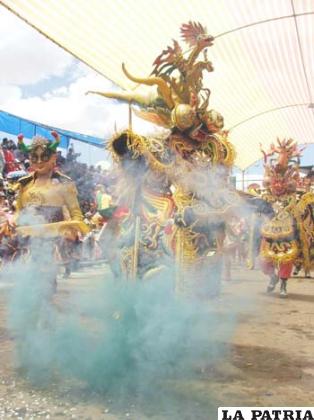 Los diablos bailan en devoción a la Virgen del Socavón 