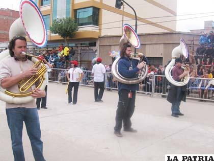 La Belle Imagen, una banda integrada por músicos franceses que deleitó y se deleitó del Carnaval de Oruro en 2007