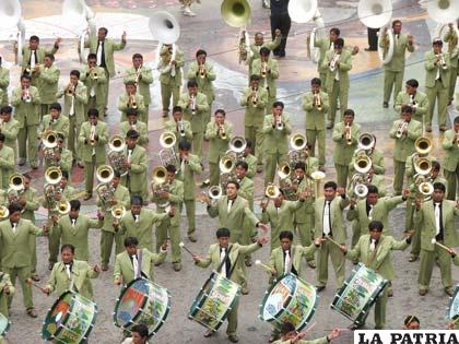 El infaltable protagonismo de las bandas de música en el Carnaval de Oruro