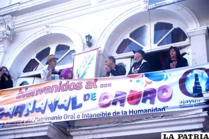 Los visitantes extranjeros no querían perderse detalles del espectáculo que en Oruro se conoce como peregrinación