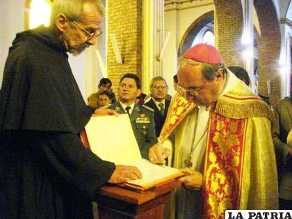 El Obispo de la Diócesis de Tarija, Javier del Río, firmó el “libro de oro” del Santuario