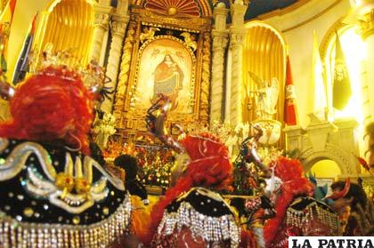 Sentimiento de profunda fe mueve a miles de danzarines para peregrinar y llegar de hinojos a los pies de la Virgen del Socavón