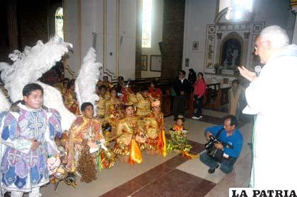 Danzarines se postran de rodillas ante la Virgen del Socavón