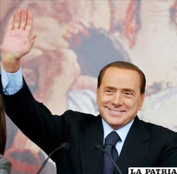 Primer ministro italiano Silvio Berlusconi durante una rueda de prensa
