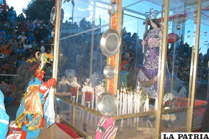 La esencia del Carnaval de Oruro, cuando los diablos se postran ante la Virgen del Socavón
