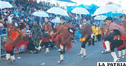 Kallawayas, danza integrada en su mayoría por jóvenes distinguiéndola por su vivacidad y ligereza