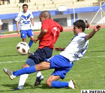 Gary Aráoz intenta recuperar la pelota 