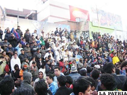 Miles de personas “saludaron” al Alba