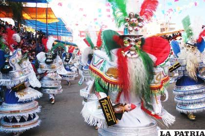 Los morenos con su danza cansina impactaron en el Carnaval orureño