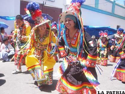 Los tinkus con alegría y colorido ejecutaron una danza alegre y de fuerza