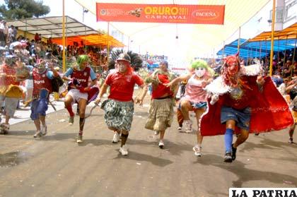Entusiasmo de la juventud que a su estilo defiende la Diablada de Oruro