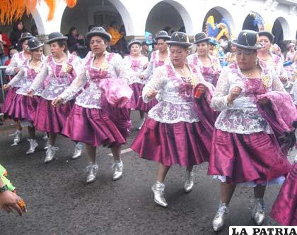 Bloque de cholitas de la Morenada Central mostró su alegría
