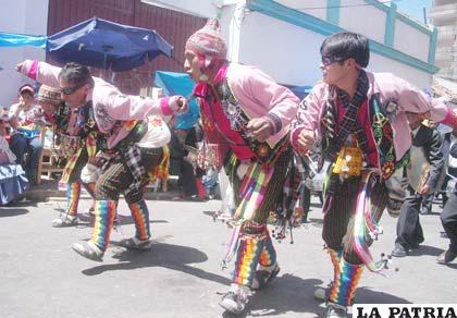 Tinkus Wajchas con la fortaleza de sus pasos 