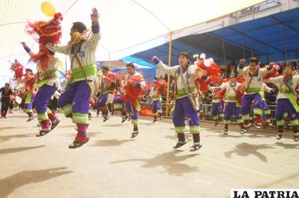 Conjunto Wititis danza en el aire