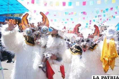 Los osos alegraron al público acompañando el paso de la Diablada Auténtica