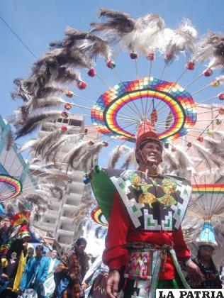 Elegancia de los Suris de la UTO en este Domingo de Corso