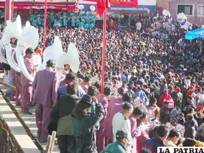 Las bandas miden fuerzas en el “saludo al Alba”