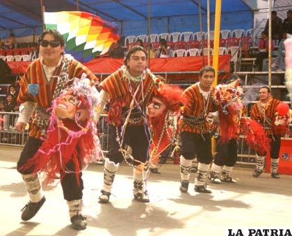 Jóvenes entusiastas del conjunto Wititis