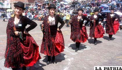 Elegancia de las cholitas de la Morenada Comibol