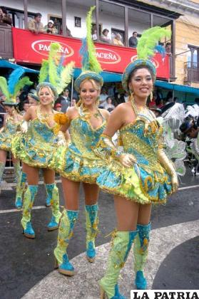 Morenas lucieron hermosos trajes escotados