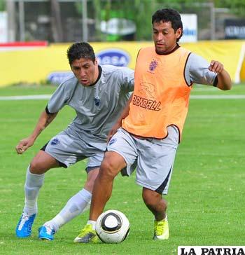 Diego Cabrera y Darwin Peña, jugadores de Aurora