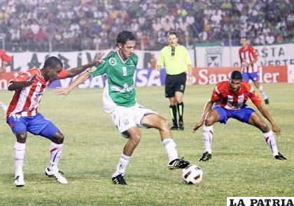 Mauricio Saucedo, intenta burlar la marca de Jossymar Gómez