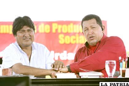 Chávez comenzó a cobrar factura por “petrocheques”