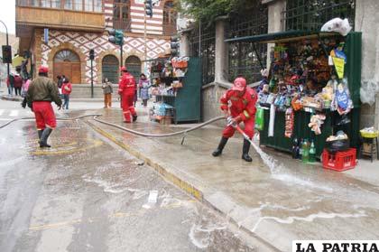 Se utilizó bastante agua para quitar la suciedad que dejó el Carnaval en las calles de la ciudad.