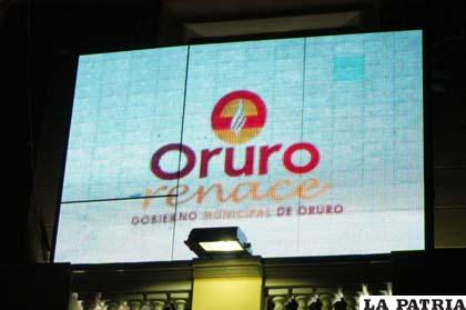 La pantalla instalada por la Alcaldía Municipal, alternativamente promocionó el Carnaval de Oruro