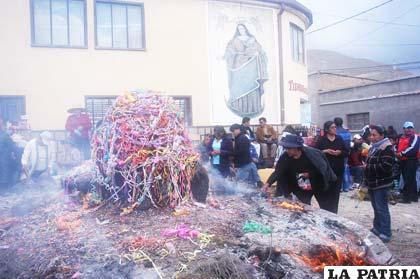 Como parte de las fiestas carnavaleras la población acostumbra realizar rituales en sitios consagrados a las deidades andinas