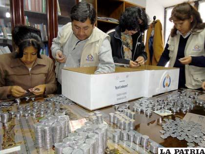 Morosa tarea para contar las monedas recaudadas en el carnaval con destino a damnificados en La Paz