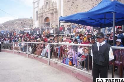 Al margen de las autoridades y actores del Carnaval de Oruro, el público también debe contribuir con el desarrollo de la Obra Maestra del Patrimonio Oral e Intangible de la Humanidad