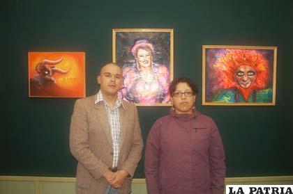 Roberto Camacho y Ana Luisa Garnica, posan junto a sus obras 