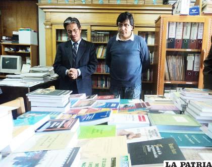 El presidente de la Corte Superior del distrito Judicial de Oruro, Julio Huarachi, revisando los libros que fueron adquiridos
