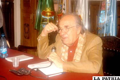 El intelectual argentino, Hugo Zemelman, participando del taller que inició la reingeniería de la Gobernación