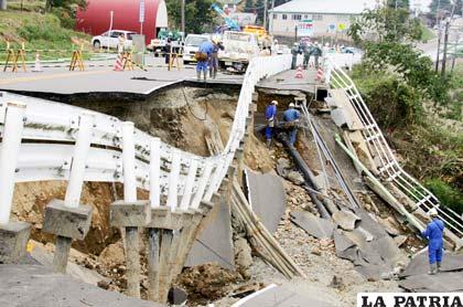 El tsunami y el terremoto de magnitud 8.9 en la escala de Richter dejaron al menos mil personas muertas en Japón