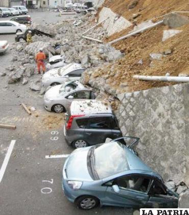 Un muro sepultó varios autos a causa del sismo