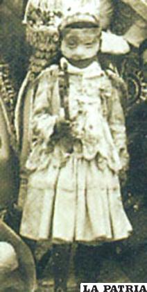 Diablada de los años 30, donde aparece la tímida figura de una niña aparentemente disfrazada