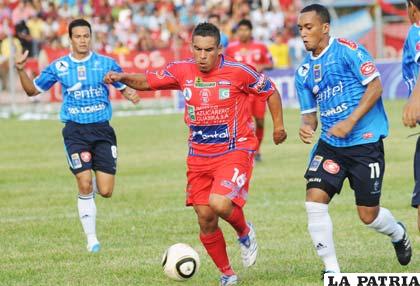 Ovejero, escapa de la marca de Valdez ante la mirada de Chávez