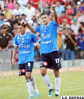 Oscar Díaz celebra junto a José Luis Chávez