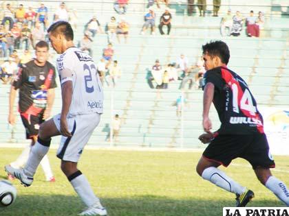 Juan Maraude deja en el camino a Jhosimar Prado