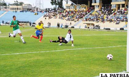 Luis Batioja anota el primero para Ecuador