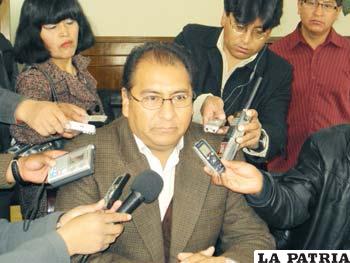 El gobernador Santos Tito explica respecto a la destitución de la ex directora del Sedcam