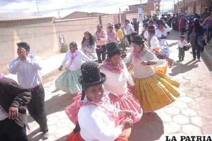 Comparsa Auroreños bailaron con entusiasmo