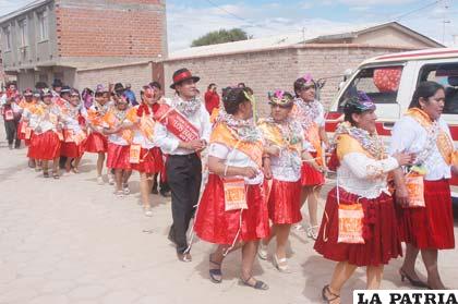 Los Zorzales mostraron coloridas vestimentas